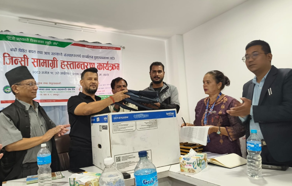 बाढीपीडित सहकारीलाई भक्तपुर बचत संघद्वारा जिन्सी सामग्री हस्तान्तरण