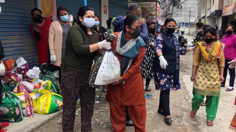 सज्जन महिला साकोसद्धारा ६० परीवारलाई खाद्यान्न बितरण