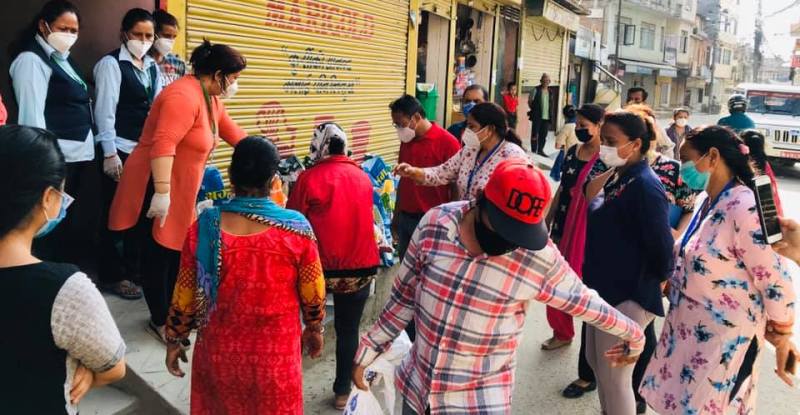 सज्जन महिला साकोसको संयोजनमा ५५ परिवारलाई राहत बितरण