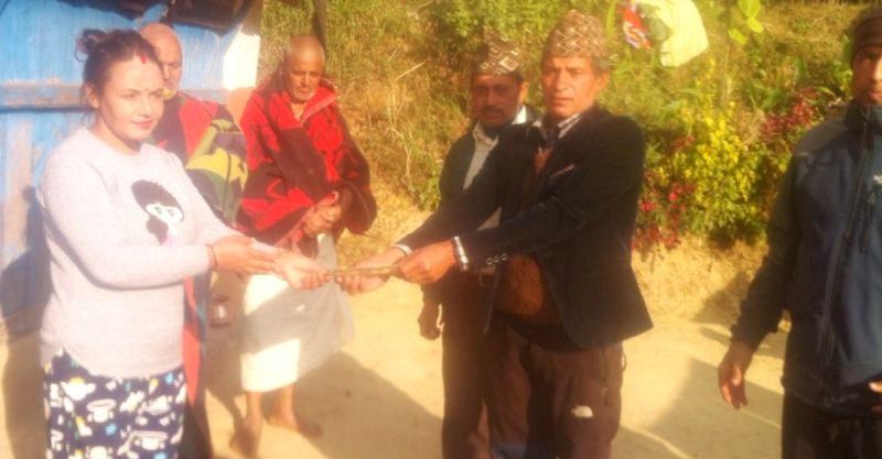 आदर्श सञ्चार सहकारीद्वारा राहत हस्तान्तरण