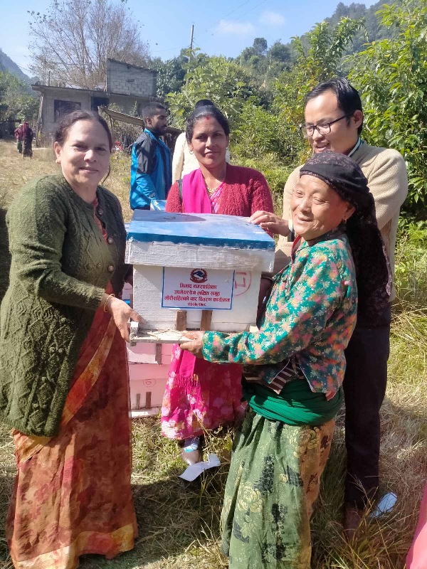 विपन्नलाई उकास्न मौरीसहितको घार