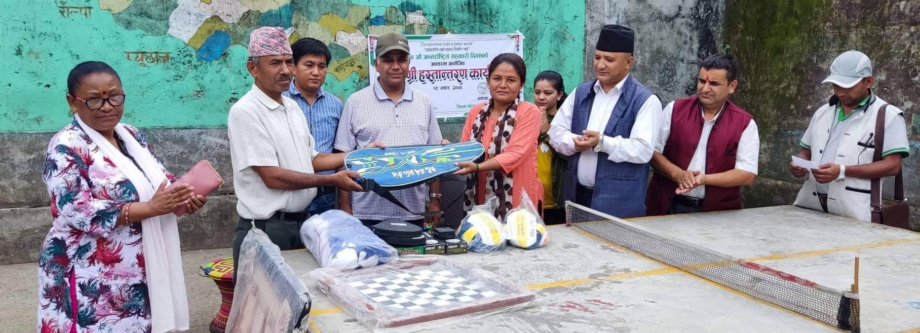 बागलुङका बन्दीलाई खेलकूद सामग्री र प्याड वितरण