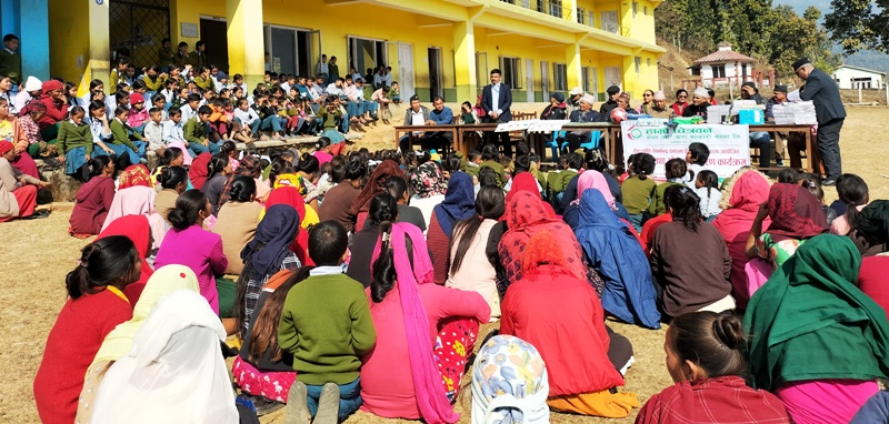 हाम्रो चित्रवन साकोसको स्थापना दिवसको अवसरमा बिद्यालयलाई सहयोग