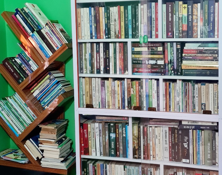 नवदुर्गा भवानी साकोसको पुस्तकालयमा प्राध्यापक सिग्देलद्धारा ६ सयवटा पुस्तक सहयोग