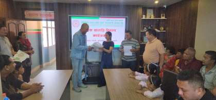 आभाष साकोसद्धारा बाल बचतकर्तालाई शैक्षीक सामाग्री वितरण