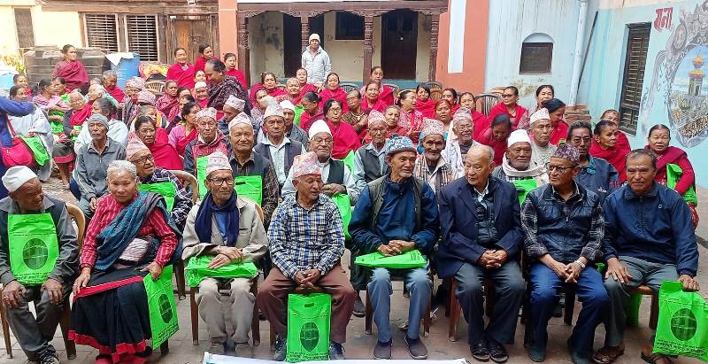 भाषासेवी माष्टर जगतसुन्दर साकोसद्वारा जेष्ठ सदस्यलाई सम्मान (फोटोमा)